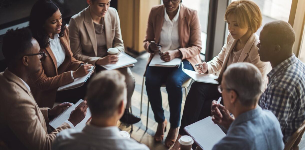 Jak korzystać z grup wsparcia dla osób poszukujących pracy?