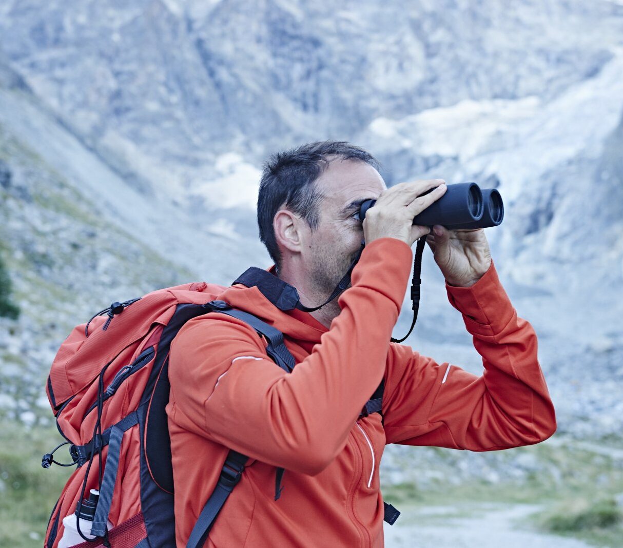 Jak przygotować się do poszukiwań zaginionych w terenie górskim? 13 hiker-using-binoculars-mont-cervin-matterhorn-v-2024-06-28-21-17-38-utc